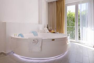 Private spa tub