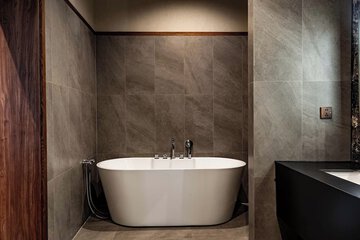 Deep soaking bathtub