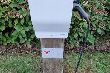Electric vehicle charging station