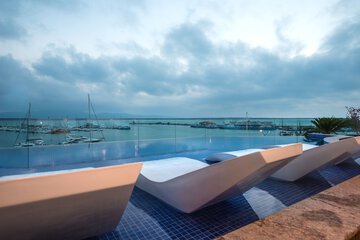 Infinity pool