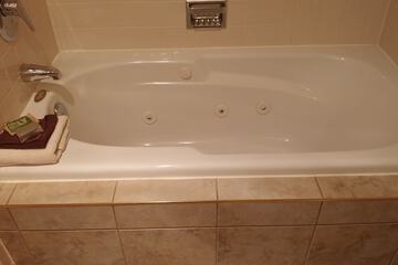 Jetted tub