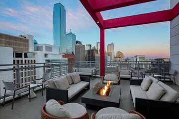 Courtyard by Marriott Dallas Downtown / Reunion District