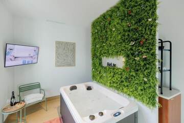 Indoor spa tub