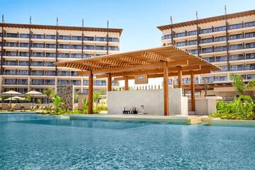 Swim-up bar