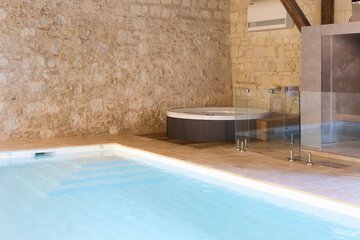 Indoor spa tub