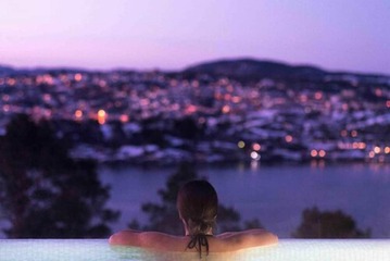 Outdoor spa tub