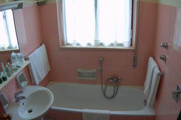 Deep soaking bathtub