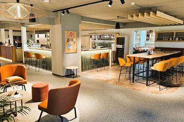 Lobby lounge