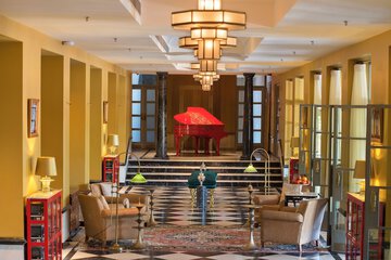 Lobby lounge