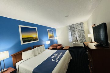 Days Inn & Suites by Wyndham Cambridge