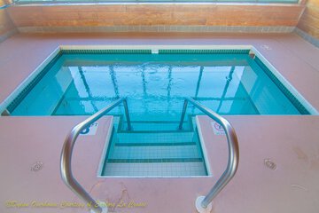 Indoor spa tub