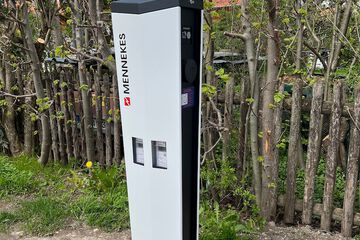 Electric vehicle charging station