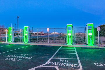 Electric vehicle charging station