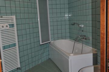 Deep soaking bathtub