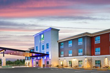 Holiday Inn Express & Suites Junction