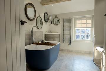 Deep soaking bathtub