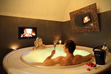Indoor spa tub