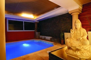 Indoor spa tub