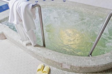 Indoor spa tub