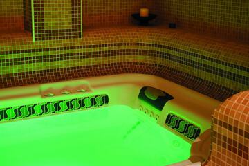 Indoor spa tub