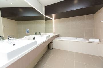 Deep soaking bathtub