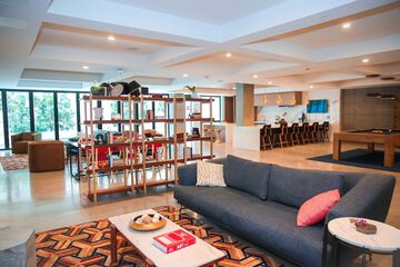 Lobby lounge