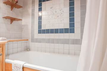 Deep soaking bathtub