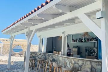 Swim-up bar