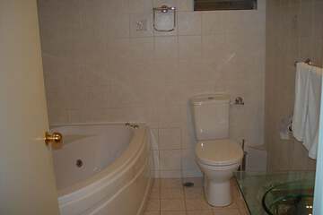 Deep soaking bathtub