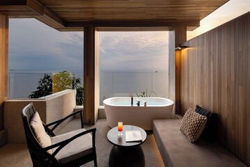 Deep soaking bathtub