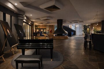 Lobby lounge