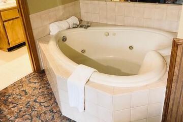 Jetted tub