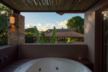 Deep soaking bathtub