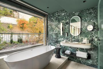Deep soaking bathtub