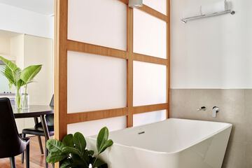 Deep soaking bathtub