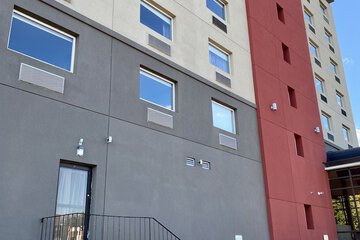 Electric vehicle charging station