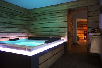 Indoor spa tub
