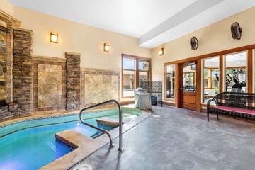 Indoor spa tub
