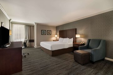 Room 32 of 65