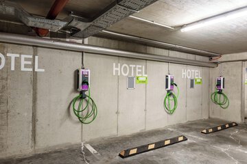 Electric vehicle charging station
