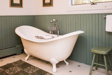 Deep soaking bathtub