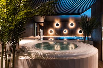 Indoor spa tub