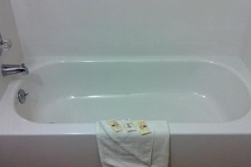 Deep soaking bathtub