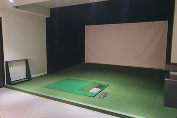 Indoor golf driving range