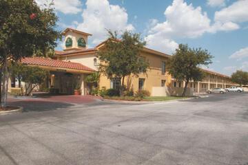 La Quinta Inn & Suites by Wyndham San Antonio I-35 N at Rittiman