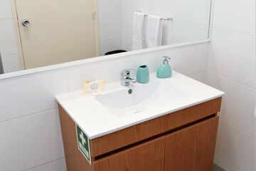 Bathroom sink