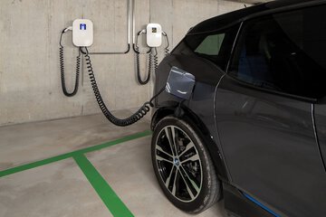 Electric vehicle charging station
