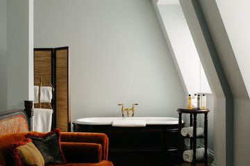Deep soaking bathtub