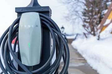 Electric vehicle charging station