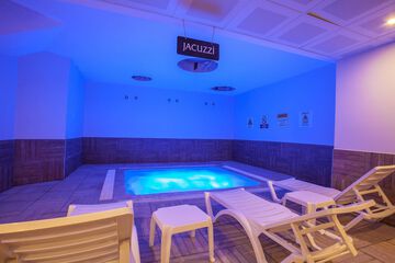 Indoor spa tub